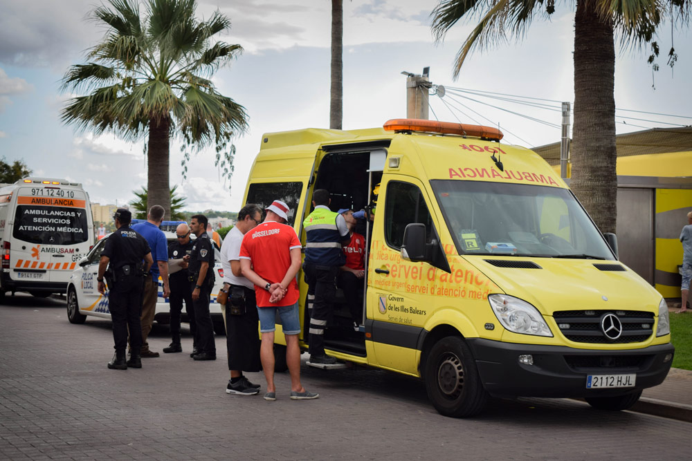 Por qué España tiene un movimiento contra el turismo de masas 2 Los servicios de Emergencia Local asisten a los turistas tras un incidente en s'Arenal, Mallorca. Foto: © Pablo Morilla.