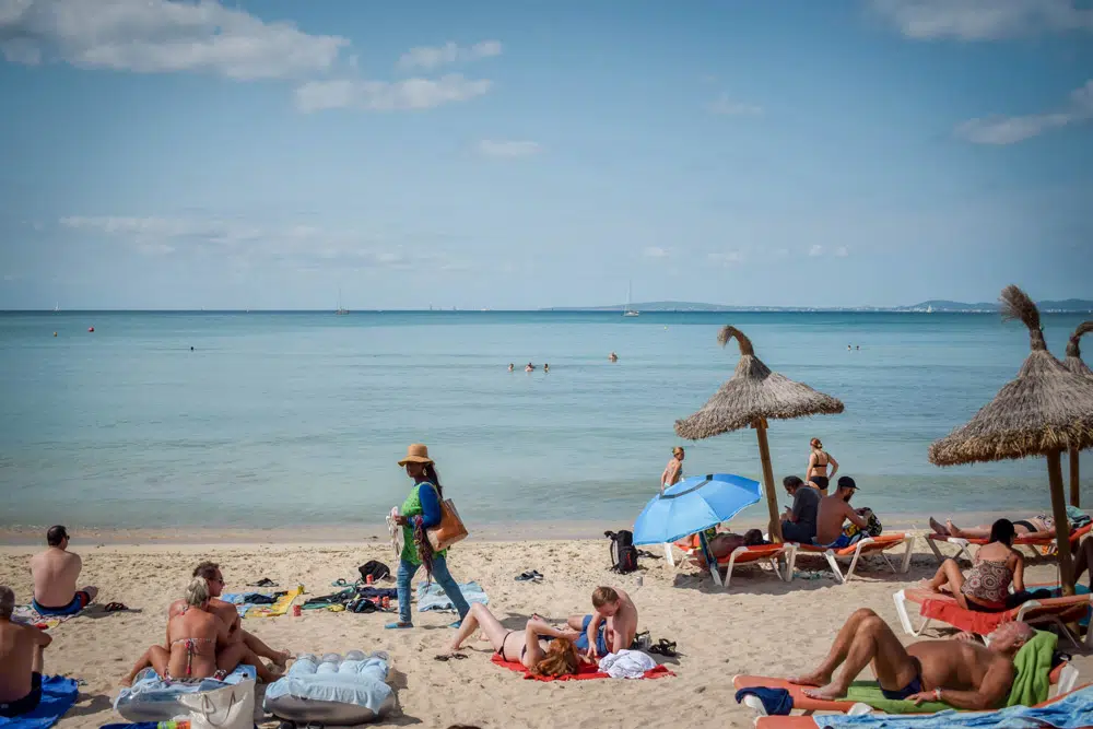 Por qué España tiene un movimiento contra el turismo de masas 3 Los turistas llenan la playa mallorquina de s'Arenal en un día soleado. Foto: © Pablo Morilla.