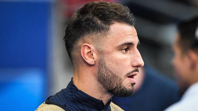 Blues considera moverse para RC Lens Defender Jonathan Clauss en medio de Cesar Azpilicueta Links 2 Jonathan Clauss calentando para Francia. (Alamy)