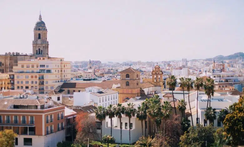 Dos ciudades españolas entre las 10 escapadas urbanas europeas más populares de 2022 1 A general view of Malaga. Photo: Jonas Denil via Unsplash.
