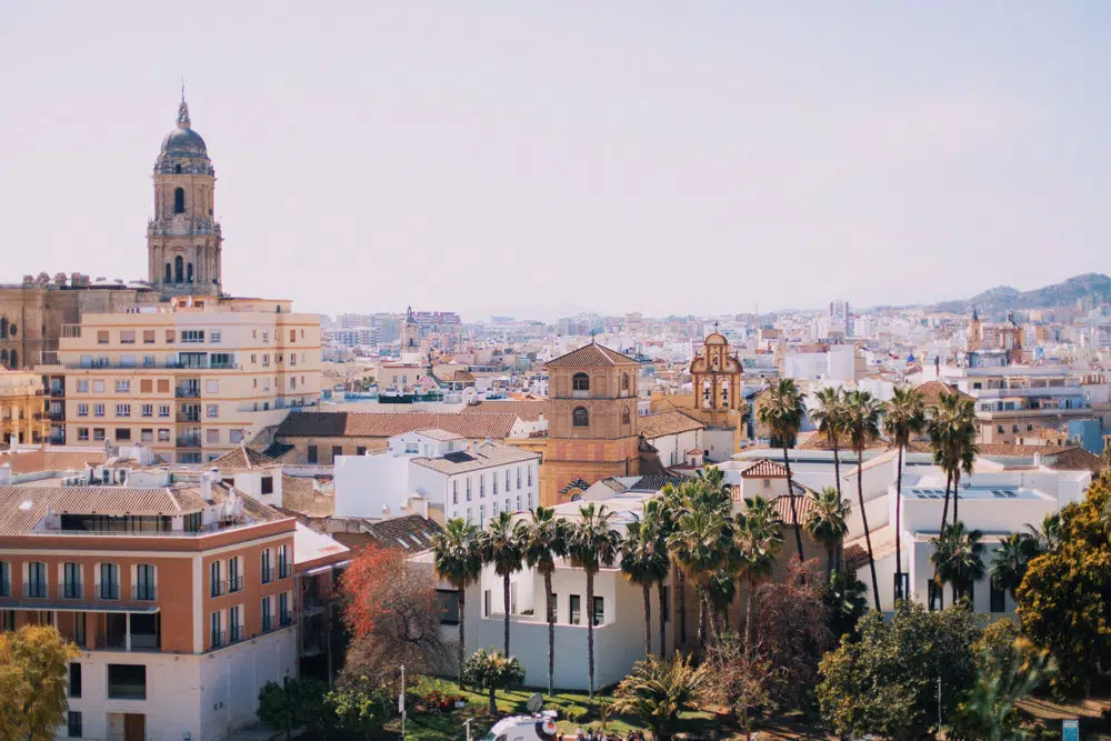 Dos ciudades españolas entre las 10 escapadas urbanas europeas más populares de 2022 8 Una vista general de Málaga. Foto: Jonas Denil vía Unsplash.