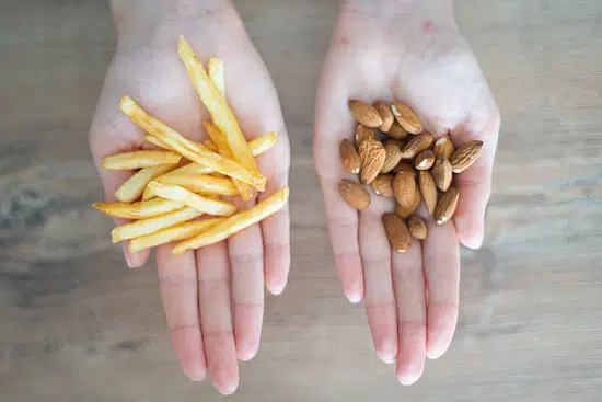 Papas fritas versus almendras: Caloría por caloría, ¿cuál sale primero? 1 Papas fritas versus almendras: Caloría por caloría, ¿cuál sale primero?
