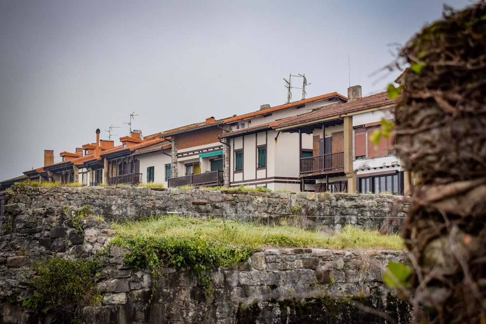 Descubre y saborea Hondarribia, una joya escondida en el País Vasco 4 Viviendas residenciales en Hondarribia. Foto: Pablo Morilla.