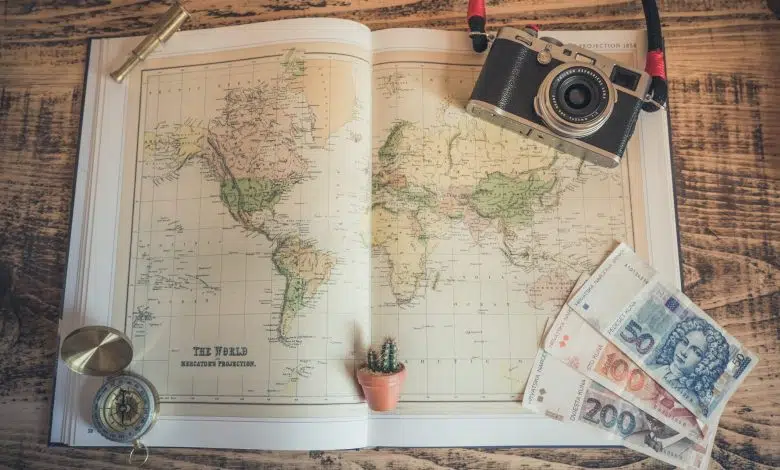 7 accesorios tecnológicos imprescindibles para viajes 1 analogue camera, old map, compass and cash