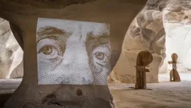 Antigua gruta proyecta las formas humanas de Ivo Bisignano