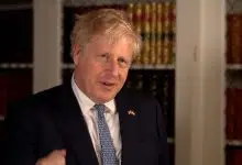 Boris Johnson sale herido a pesar de ganar voto de confianza