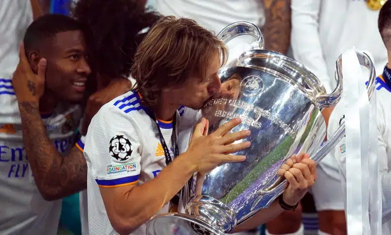 El mediocampista Modric firma un nuevo contrato con el Real Madrid 1 El mediocampista Modric firma un nuevo contrato con el Real Madrid