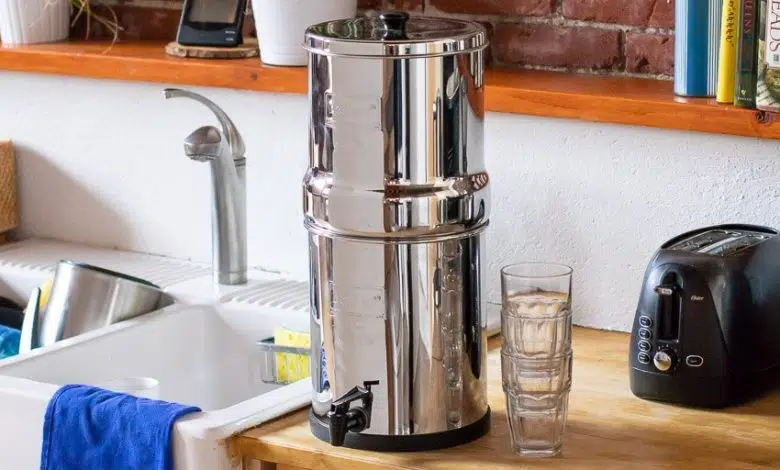 Filtro de agua Berkey: lo que necesita saber 1 berkey water filter, countertop in a kitchen