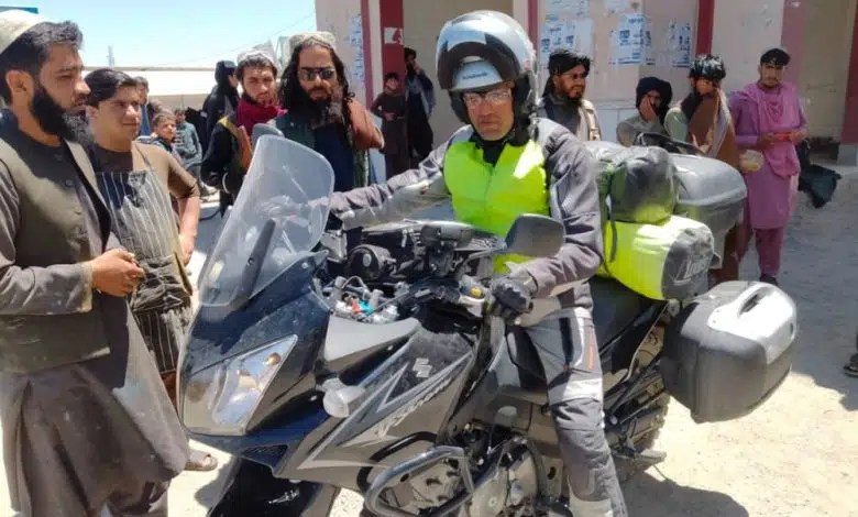 Hombre llega a Afganistán tras viajar desde Alemania en moto