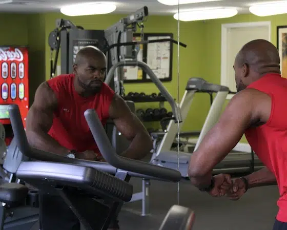 La nueva normalidad: Fitness en interiores y cintas de correr 1 man at gym