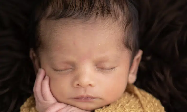 Microplásticos encontrados en caca de bebé 1 microplastics in babies, baby wrapped in yellow swaddle
