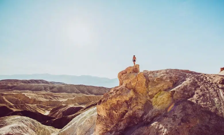 Picos calientes del Valle de la Muerte - el más alto desde el '31 a 130F 1 death valley and man overlooking mountain