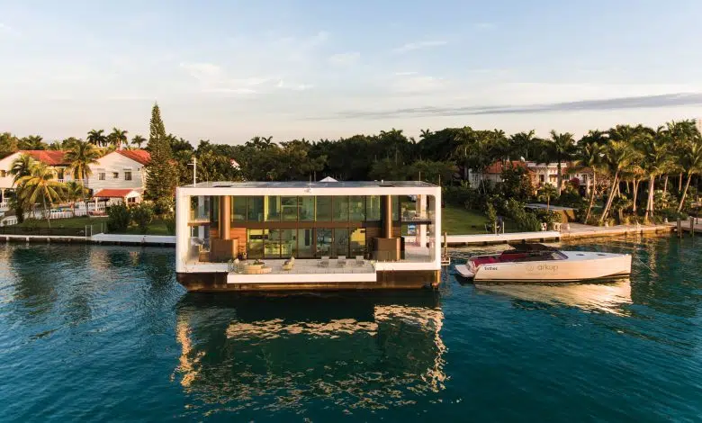 Yate con energía solar: velas y amarres para escapar fuera de la red 1 solar powered home yacht can moor like a barge in Amsterdam