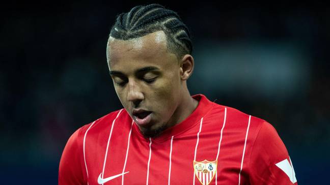 Jules Kounde espera la estructura de Todd Boehly mientras Bruce Buck y Marina Granovskaia se van 2 Jules Kounde en acción con el Sevilla. (Alamy)