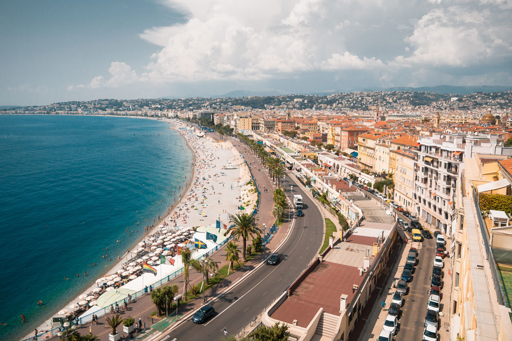 España reina en el ranking de ciudades europeas donde siempre brilla el sol 6 Una vista de la playa de Niza (Francia). Foto: Unsplash.