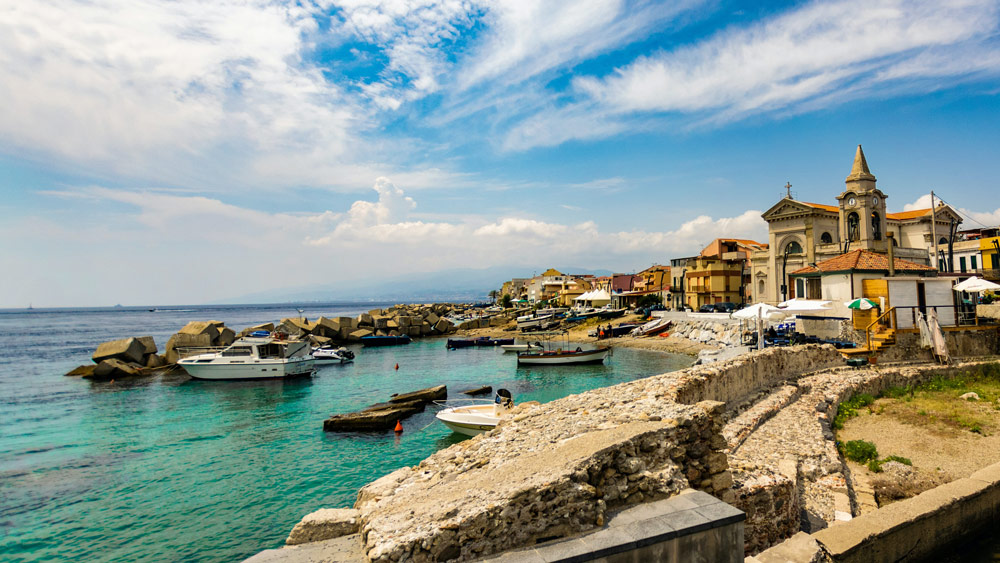 España reina en el ranking de ciudades europeas donde siempre brilla el sol 4 Una vista de la ciudad siciliana de Messina, en Italia. Foto: Unsplash.