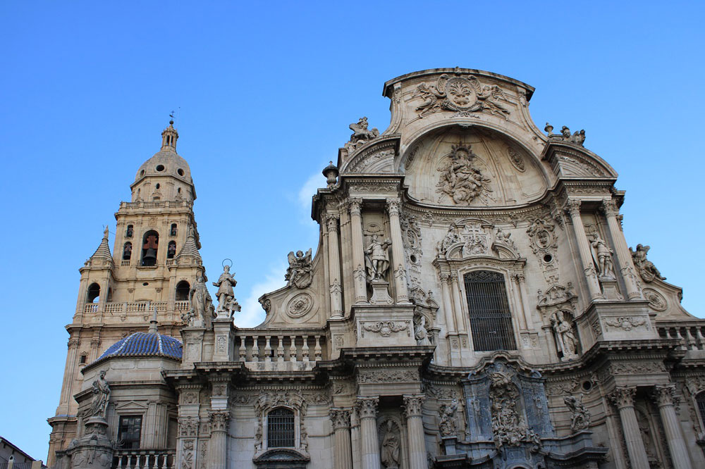 España reina en el ranking de ciudades europeas donde siempre brilla el sol 3 Una vista general de la catedral de Murcia. Foto: Pixabay.