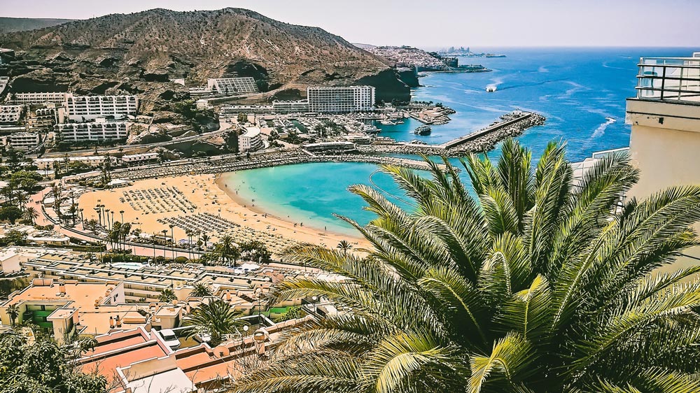 España reina en el ranking de ciudades europeas donde siempre brilla el sol 7 Un complejo vacacional en Las Palmas de Gran Canaria. Foto: Unsplash.