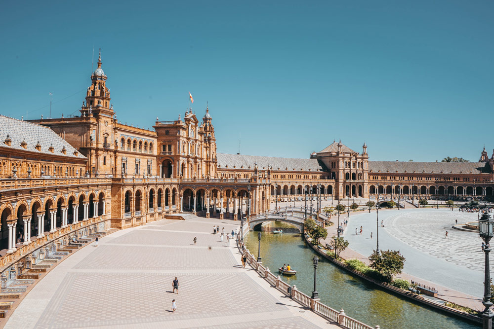 España reina en el ranking de ciudades europeas donde siempre brilla el sol 10 Una vista general de la Plaza de España, en Sevilla. Foto: Unsplash.