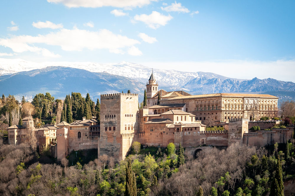España reina en el ranking de ciudades europeas donde siempre brilla el sol 8 Palacio de la Alhambra en primavera. Granada, España. Foto: Unsplash.