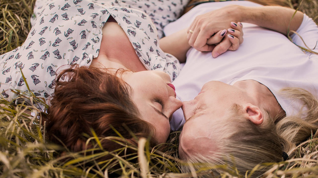 Los 5 mejores sitios de citas gratis para encontrar el amor en España 3 Pareja-sexo-bosque-amor-afecto