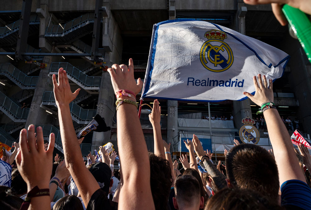 Decenas de miles de aficionados celebran la victoria del Real Madrid 2 29 de mayo de 2022, España, Madrid: Los aficionados del Real Madrid se reúnen fuera del estadio Santiago Bernabeu para celebrar la victoria de su equipo sobre el Liverpool en el partido de fútbol final de la Liga de Campeones de la UEFA del sábado, que tuvo lugar en el Stade de France en París. Foto: Miguel Candela/SOPA Imágenes vía ZUMA Press Wire/dpa.