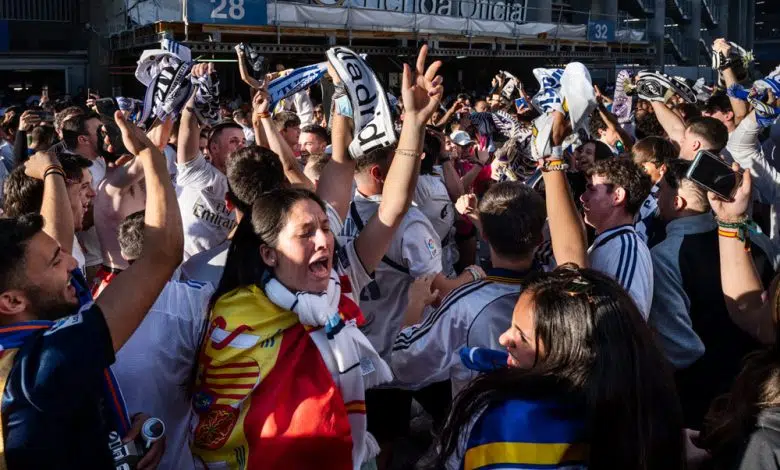 Decenas de miles de aficionados celebran la victoria del Real Madrid 1 Decenas de miles de aficionados celebran la victoria del Real Madrid