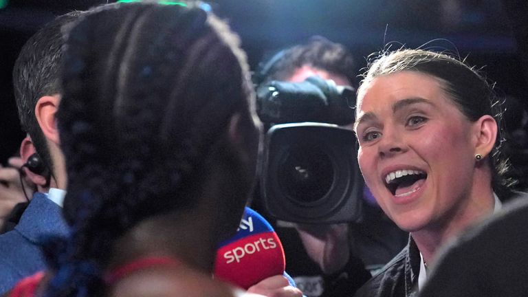 Claressa Shields dice que Savannah Marshall la está 'subestimando', la rivalidad podría llevar a la revancha o trilogía 2 sabana marshall clarissa escudos