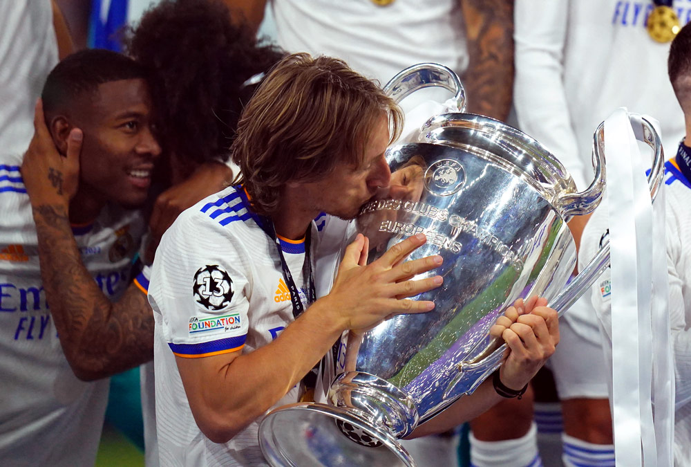 Real Madrid venció 1-0 al Liverpool y se alzó con el 14° título de la Champions League 2 París, Francia, 28 de mayo de 2022: Luka Modric del Real Madrid besa el trofeo después de ganar la final de la Liga de Campeones en el Stade de France. Foto: Adam Davey/PA Cable/dpa.