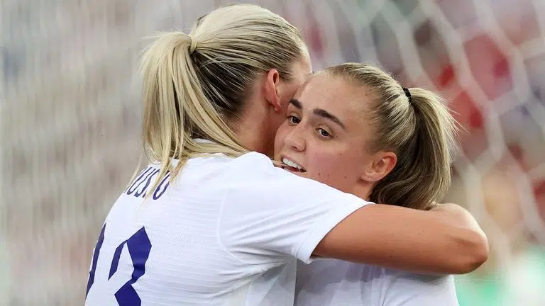 Suiza Femenino 0 - 4 Inglaterra 1 Alessia Russo celebra poner a Inglaterra por delante de Suiza
