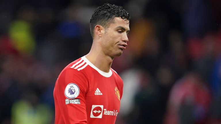 Cristiano Ronaldo: Manchester United está dispuesto a escuchar ofertas de delantero, Sky Sports entiende | Noticias del Centro de Transferencia 3 Cristiano Ronaldo abandona el terreno de juego tras el partido de Premier League entre Manchester United y Southampton en Old Trafford (AP)