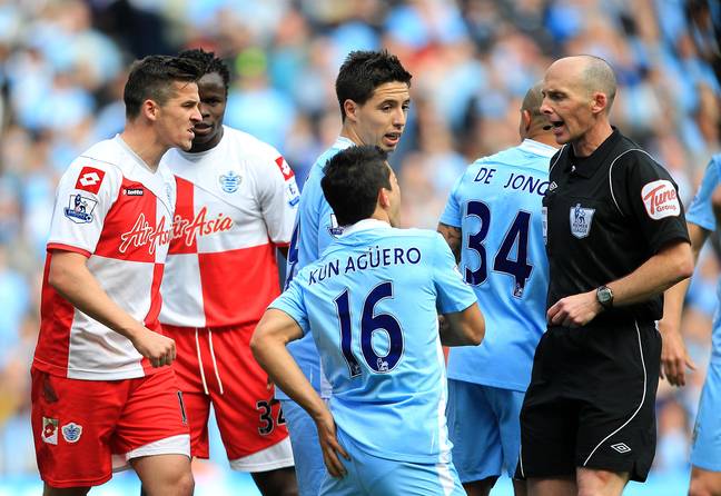 Mike Dean se quedará en la Premier League como oficial de VAR 2 Dean estuvo a cargo del primer título de la Premier League del Manchester City.Imagen: Alami