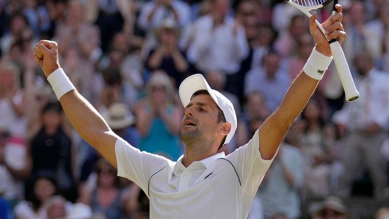 Djokovic celebra tras ganar su cuarto título consecutivo de Wimbledon