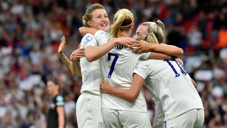 Puntos de conversación de las mujeres de Inglaterra: el lugar de Frank Kirby todavía está en juego, las leonas se sacuden la tensión para sellar la victoria | Noticias de futbol 5 Beth Mead de Inglaterra (centro) con Allen después de marcar el primer gol en el partido de la Eurocopa Femenina 2022 entre Inglaterra y Austria en Old Trafford en Manchester, Inglaterra, el miércoles 6 de julio de 2022 White (izquierda) celebra con Georgia Stanway. (Foto AP/Riviera)