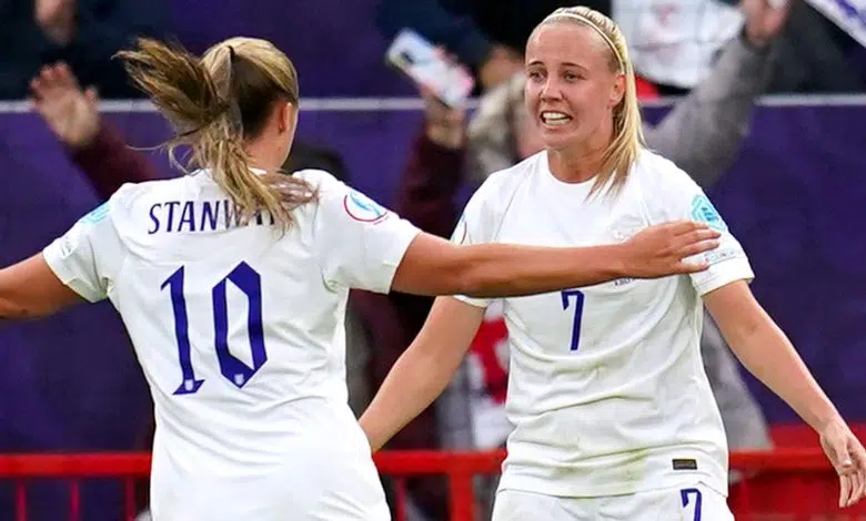 Puntos de conversación de las mujeres de Inglaterra: el lugar de Frank Kirby todavía está en juego, las leonas se sacuden la tensión para sellar la victoria | Noticias de futbol 1 Georgia Stanway celebrates with Beth Mead (right) after her goal put England 1-0 up against Austria in their Euro 2022 opening fixture at Old Trafford