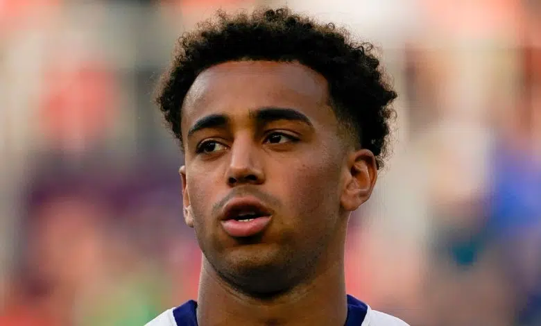 Tyler Adams: Leeds United ficha a RB Leipzig e internacional de EE. UU. | Noticias de futbol 1 United States midfielder Tyler Adams, center, stands for the national anthems prior to the first half of a friendly soccer match against Morocco, Wednesday, June 1, 2022, in Cincinnati. (AP Photo/Jeff Dean)