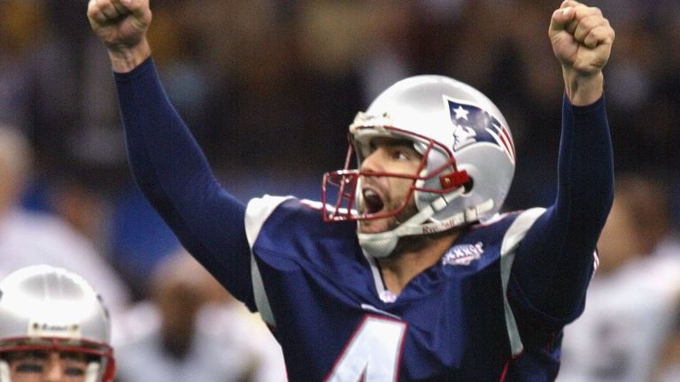 El pateador de los Patriots Adam Vinatieri celebra su gol de campo en el Super Bowl XXXVI