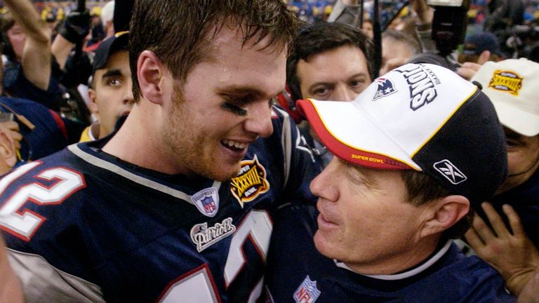 Tom Brady y el entrenador en jefe de los Patriots, Bill Belichick, celebran su victoria en el Super Bowl XXXVIII sobre Carolina
