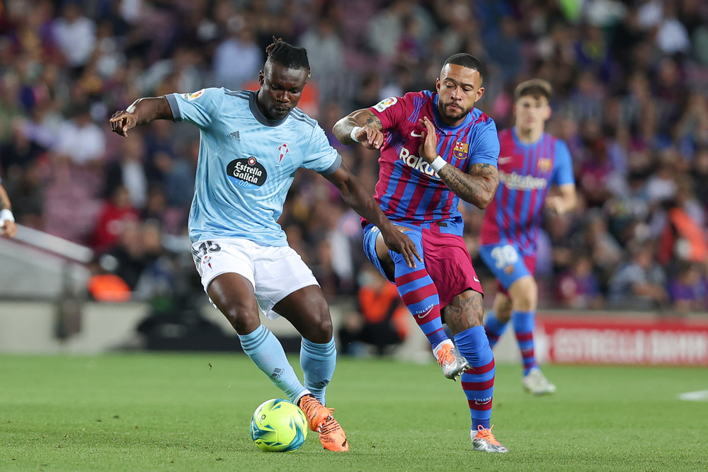 La lesión de Araujo eclipsa el apoyo de Aubameyang 2 Barcelona, España, 10 de mayo de 2022: Memphis Depay (R) de Barcelona y Joseph Aidoo de Celta en FC Barcelona y RC Celta luchan por el balón durante un partido de fútbol de la Liga española entre Devigo. Foto: David Ramírez/DAX vía ZUMA Press Wire/dpa.