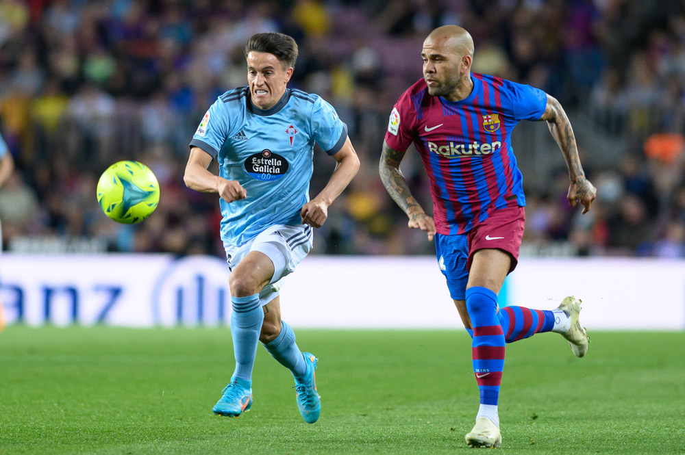 La lesión de Araujo eclipsa el apoyo de Aubameyang 4 Barcelona, España, 10 de mayo de 2022: Dani Alves de Barcelona (derecha) y Serbia durante el partido de fútbol de la Liga española entre el FC Barcelona y el RC Celta de Vigo en Camp Nou Towers, Franco Cervey lucha por el balón. Foto: David Ramírez/DAX vía ZUMA Press Wire/dpa.
