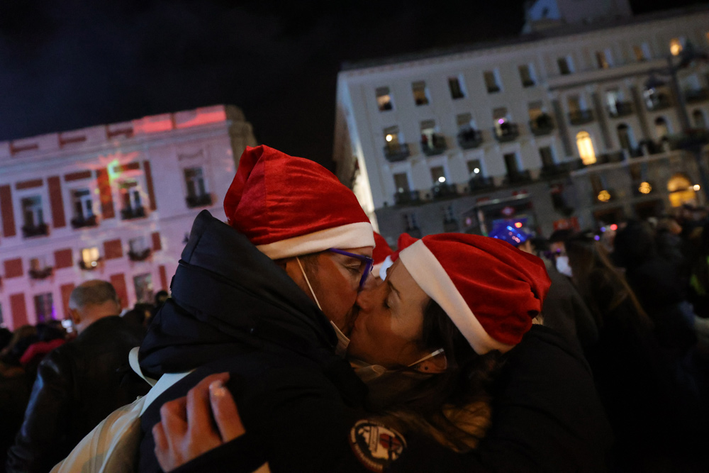 Los países realizan celebraciones discretas en 2022 debido a la pandemia 2 Madrid, España, 1 de enero de 2022: Dos personas se besan durante la celebración de Nochevieja en la Puerta del Sol. Foto: Jesús Hellín/EUROPA PRESS/dpa.