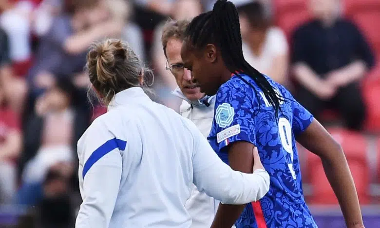 Marie-Antoinette Katoto: la delantera de Francia se perderá la Eurocopa 2022 por una grave lesión en la rodilla 1 France's Marie-Antoinette Katoto limped off France's Women Euro 2022 group D match with Belgium