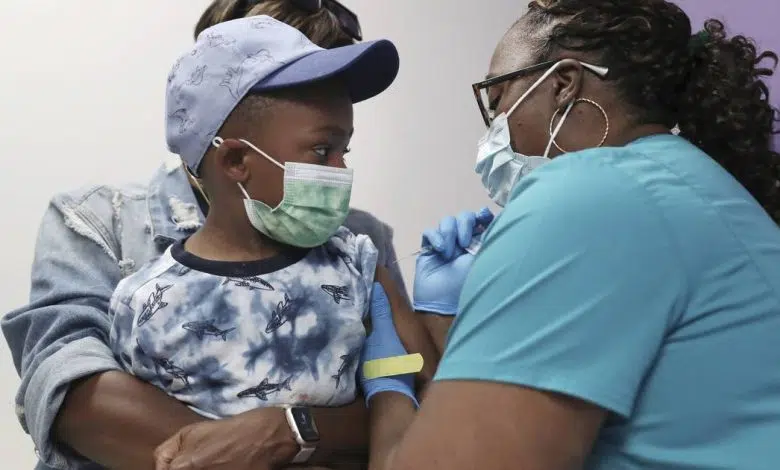 La tasa de vacunación COVID de Illinois para niños menores de 5 años es del 5.3% 1 La tasa de vacunación COVID de Illinois para niños menores de 5 años es del 5.3%