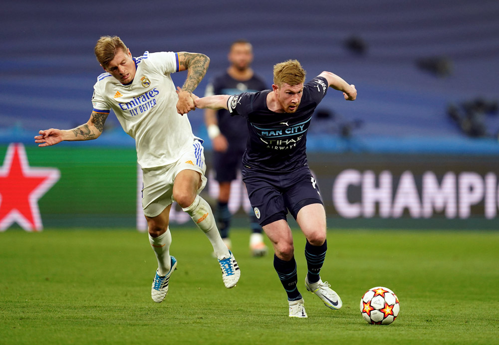 El Real Madrid llega a la final de la Champions League con una remontada épica sobre el Manchester City 2 Madrid, España, 4 de mayo de 2022: Kevin de Bruyne (derecha) de Manchester City y Toni Kroos del Real Madrid durante el partido de fútbol de segunda pierna semifinal de la Liga de Campeones de la UEFA en el Santiago Bernabeu Fight for the ball. Foto: Nick Potts/PA Cable/dpa.