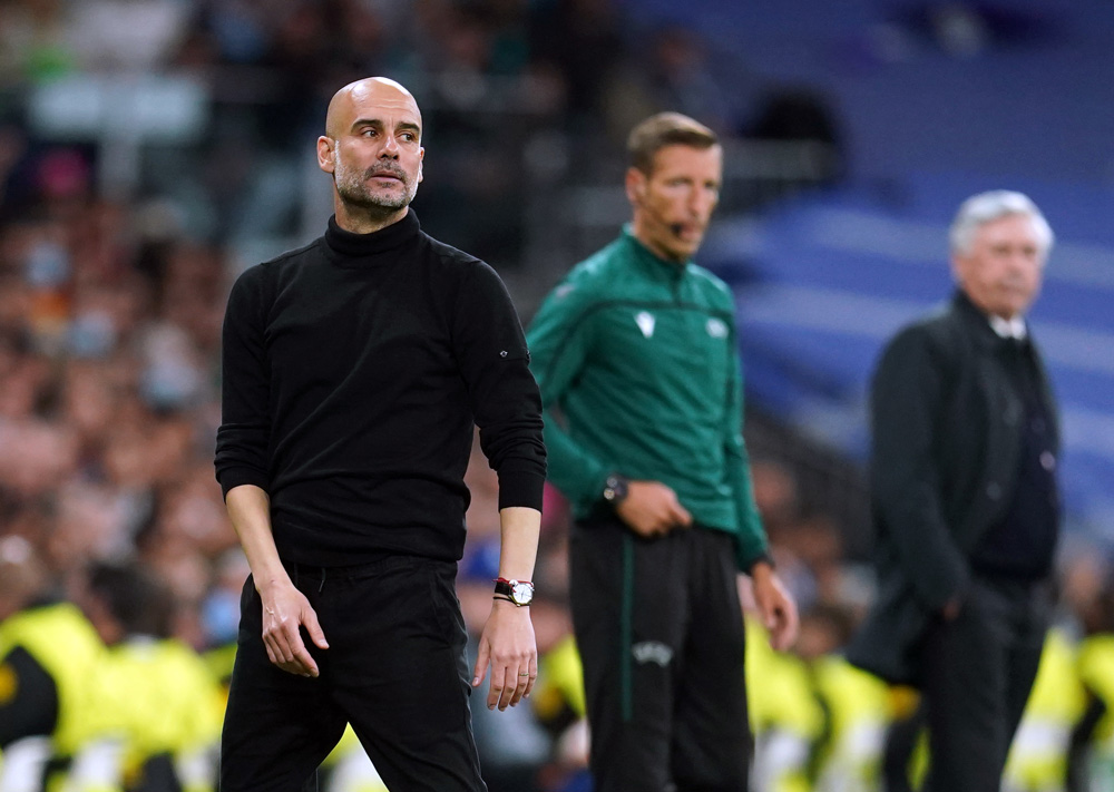 El Real Madrid llega a la final de la Champions League con una remontada épica sobre el Manchester City 3 Madrid, España, 4 de mayo de 2022: El entrenador del Manchester City, Pep Guardiola (izquierda), reacciona en la línea de banda durante el partido de vuelta de la semifinal de la Liga de Campeones de la UEFA en el Santiago Bernabeu. Foto: Nick Potts/PA Cable/dpa.