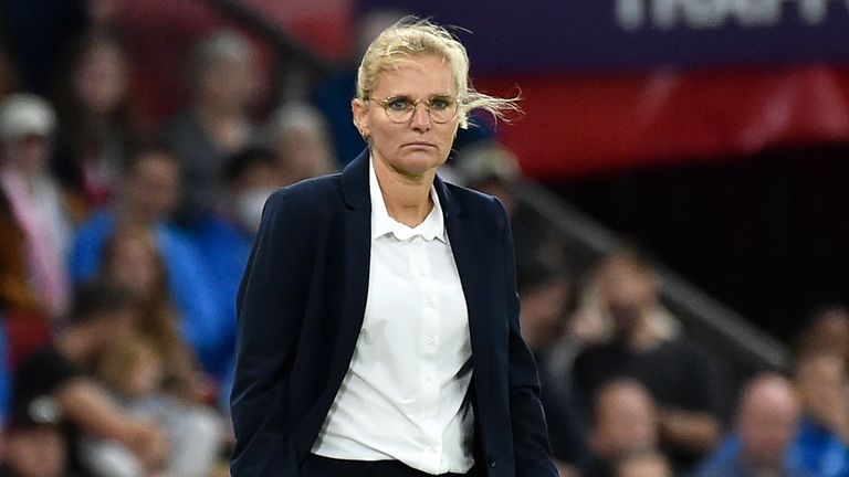 Sarina Wiegman: la entrenadora de Inglaterra da positivo por Covid-19, no estará en el banco de Irlanda del Norte Noticias de futbol 3 Gerente de Inglaterra Salina Wegman en la línea de banda