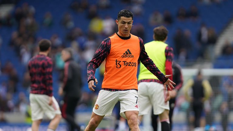 Cristiano Ronaldo: ¿Se ha quedado sin opciones el delantero del Manchester United para salir de Old Trafford? | Noticias de Fútbol 7 Cristiano Ronaldo del Manchester United se calienta antes de su partido de la Premier League en el estadio Amex de Brighton.Fecha de la imagen: sábado, 7 de mayo de 2022