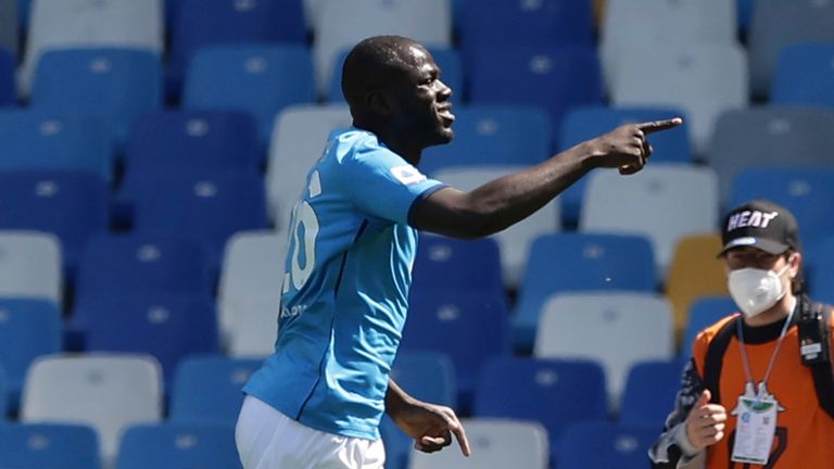 Kalidou Koulibaly: ¿Qué puede esperar el Chelsea de los gigantes del Napoli después de su tan esperado traspaso a la Premier League? | Noticias de Fútbol 3 Kalidou Koulibaly del Napoli celebra después de marcar un gol en el partido de fútbol de la Serie A entre el Nápoles y el Sassuolo, Italia, el sábado 30 de abril de 2022 en el estadio Diego Armando Maradona de Nápoles.
