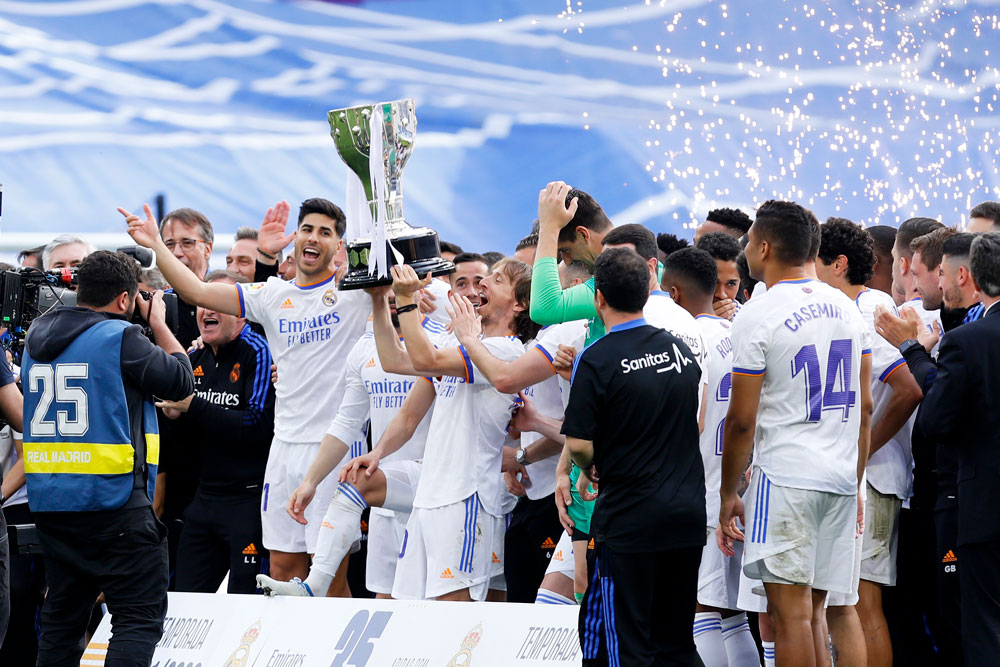 Tras el título de LaLiga del Madrid, Ancelotti tiene hambre de más títulos 2 Madrid, España, 30 de abril de 2022: Los jugadores del Real Madrid celebran con el trofeo después de ganar la Liga española 2021-22 después de un partido de fútbol contra el RCD Espanyol de Barcelona en el Estadio Santiago Bernabeu. Foto: Apo Caballero/DAX vía ZUMA Press Wire/dpa.