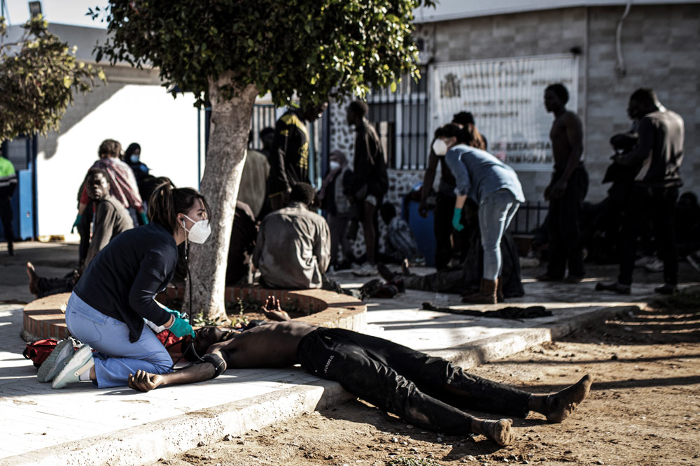 Más de 800 inmigrantes entran a la fuerza en territorio español del norte de África 2 Melilla, España, 2 de marzo de 2022: Un migrante resultó herido después de intentar saltar la valla fronteriza en Melilla. Según la Guardia Civil, hasta 2.000 personas de regiones subsaharianas intentaron cruzar la valla fronteriza de Melilla, 500 de las cuales lo consiguieron y se dirigieron al Centro de Estancia Temporal de Migrantes (CETI). Foto: Ilies Amar/EUROPA PRESS/dpa.
